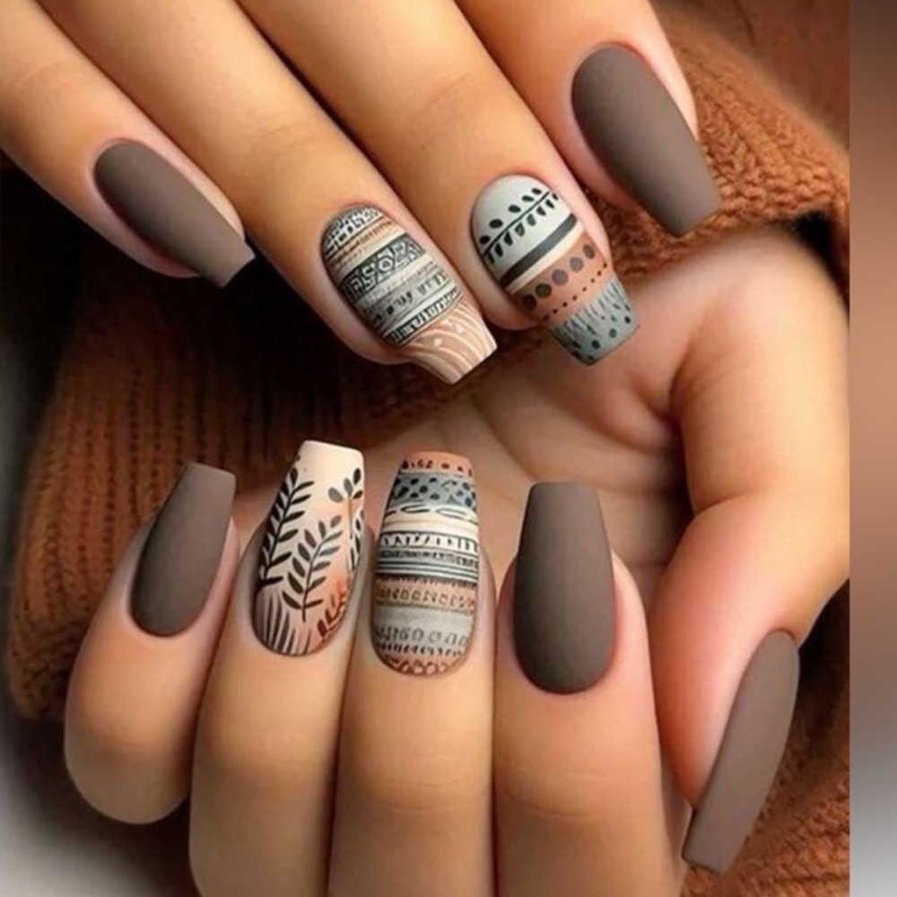 🍂 Matte Brown with an Aztec Motif Nail Art Set - Press-On Nails